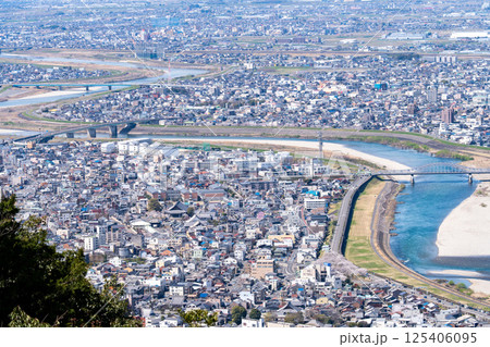 市街をうねる長良川 125406095