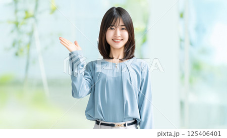 手で案内をする笑顔の女性・ビジネスウーマン 手で案内をする笑顔の女性・ビジネスウーマン 125406401