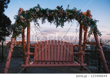 [六甲ガーデンテラス]木製のアンティークな椅子 125406644