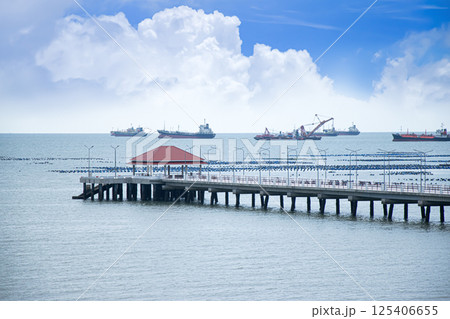 Sea view near the port in the city 125406655