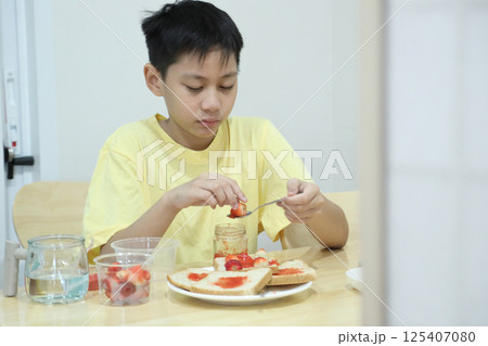 Eating at Home 125407080
