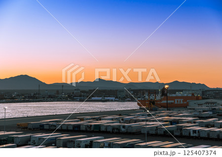 【さんふらわあさっぽろ　苫小牧フェリーターミナル出港前の港の様子】 125407374