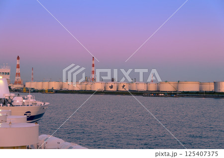 【さんふらわあさっぽろ 苫小牧フェリーターミナル出港前のコンビナートと太平洋フェリー】 【さんふらわあさっぽろ 苫小牧フェリーターミナル出港前のコンビナートと太平洋フェリー】 125407375