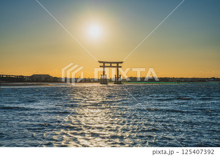 浜松市の日の入り前の弁天島の赤い鳥居の風景(静岡県) 125407392