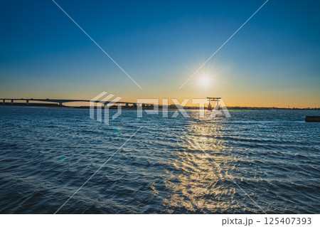 浜松市の日の入り前の弁天島の赤い鳥居の風景(静岡県) 浜松市の日の入り前の弁天島の赤い鳥居の風景(静岡県) 125407393