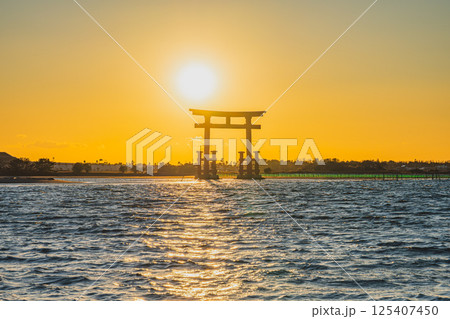 浜松市の日の入り前の弁天島の赤い鳥居の風景(静岡県) 125407450