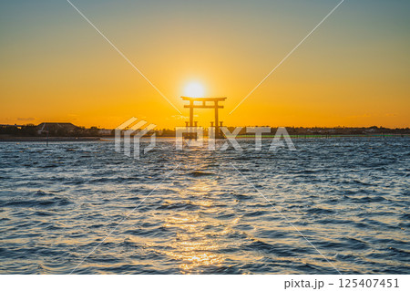 浜松市の日の入り前の弁天島の赤い鳥居の風景(静岡県) 125407451