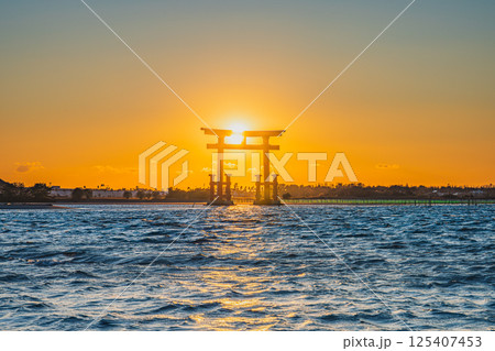 浜松市の日の入り前の弁天島の赤い鳥居の風景(静岡県) 浜松市の日の入り前の弁天島の赤い鳥居の風景(静岡県) 125407453