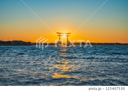浜松市の日の入り前の弁天島の赤い鳥居の風景(静岡県) 浜松市の日の入り前の弁天島の赤い鳥居の風景(静岡県) 125407530