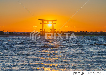 浜松市の日の入り前の弁天島の赤い鳥居の風景(静岡県) 浜松市の日の入り前の弁天島の赤い鳥居の風景(静岡県) 125407550