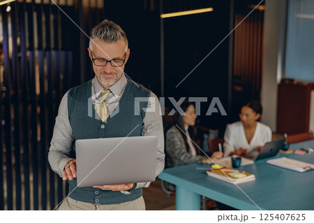 Professional Meeting in a Modern Office to Promote Team Collaboration and Growth 125407625