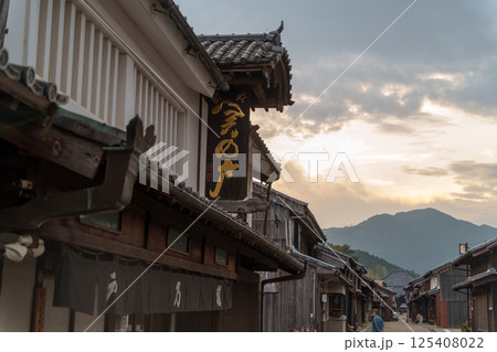 関宿、夕方の町屋の街並み 125408022