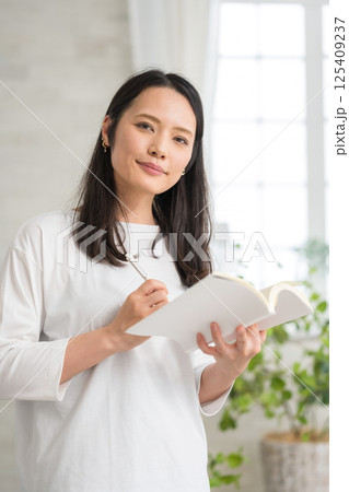 勉強する女性｜手帳｜趣味｜健康的な暮らしイメージ｜ウェルビー女子｜ウェルビーイング 125409237