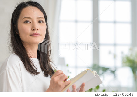勉強する女性｜手帳｜趣味｜健康的な暮らしイメージ｜ウェルビー女子｜ウェルビーイング 125409243