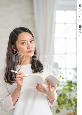 勉強する女性｜手帳｜趣味｜健康的な暮らしイメージ｜ウェルビー女子｜ウェルビーイング 125409246