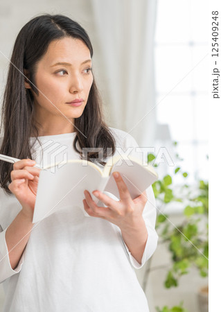 勉強する女性｜手帳｜趣味｜健康的な暮らしイメージ｜ウェルビー女子｜ウェルビーイング 125409248
