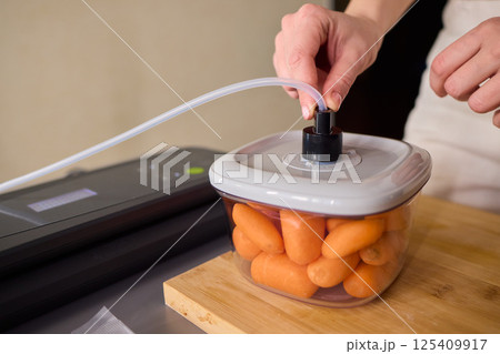 Vacuum Sealing Carrots An Effective Technique for Ensuring Longlisting Freshness 125409917