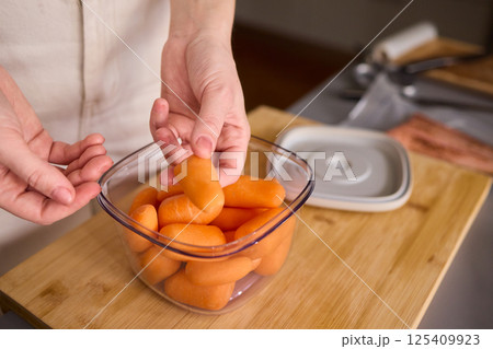 Preparing Healthy Meals Focus on Carrots and the Benefits of Vacuum Sealing Techniques 125409923
