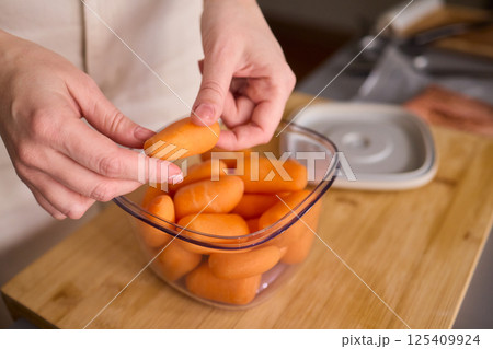Preparing Healthy Meals Focus on Carrots and the Benefits of Vacuum Sealing Techniques 125409924