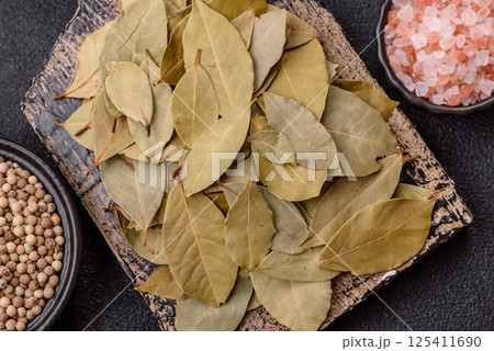 Dried bay leaves, spice, seasoning for cooking at home Dried bay leaves, spice, seasoning for cooking at home 125411690