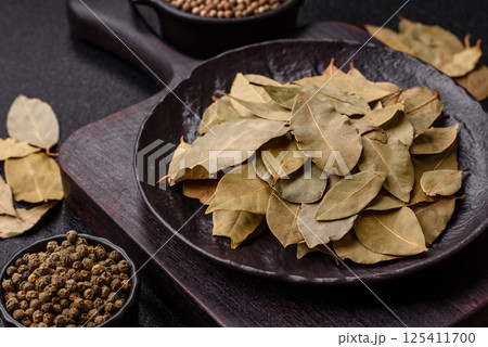 Dried bay leaves, spice, seasoning for cooking at home Dried bay leaves, spice, seasoning for cooking at home 125411700