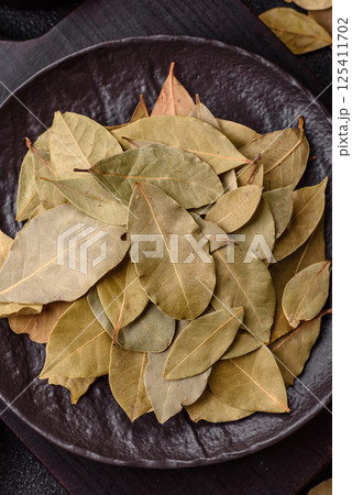 Dried bay leaves, spice, seasoning for cooking at home Dried bay leaves, spice, seasoning for cooking at home 125411702