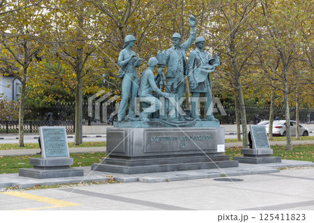 NOVOROSSIYSK, RUSSIA - SEPTEMBER 05, 2023:Monument to the Port Workers of Novorossiysk on the embankment near the commercial sea port NOVOROSSIYSK, RUSSIA - SEPTEMBER 05, 2023:Monument to the Port Workers of Novorossiysk on the embankment near the commercial sea port 125411823