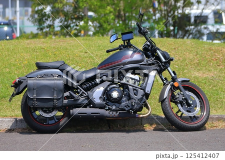 クルーザータイプのオートバイ 125412407