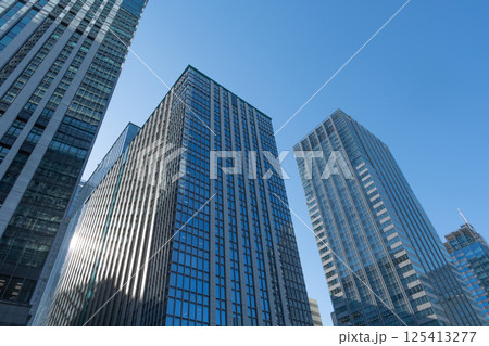 青空にそびえ立つ高層ビル群 青空にそびえ立つ高層ビル群 125413277