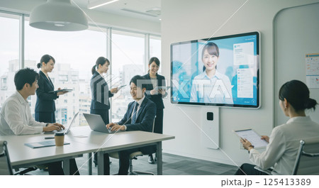スマートオフィスで笑顔の日本人たち（ai生成画像） 125413389