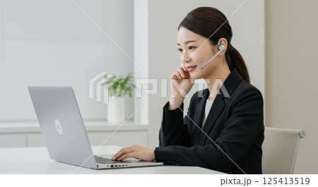ヘッドセットで通話する日本人女性（ai生成画像） 125413519