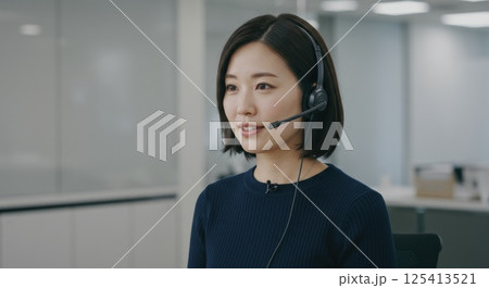 ヘッドセットで通話する日本人女性（ai生成画像） 125413521