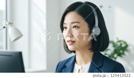 ヘッドセットで通話する日本人女性（ai生成画像） 125413522