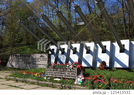 Russia, St. Petersburg, May 9, 2019.In the photo there is a monument on Voronya Gora to the Aurorovites who defended the city of Leningrad in 1941 . Flowers are laid here on Victory Day Russia, St. Petersburg, May 9, 2019.In the photo there is a monument on Voronya Gora to the Aurorovites who defended the city of Leningrad in 1941 . Flowers are laid here on Victory Day 125413531