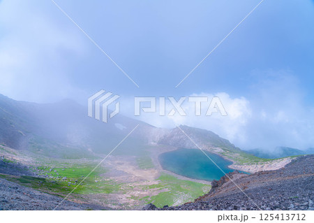 【天空の池】霧のかかる夏の乗鞍岳の権現池【長野県】 125413712