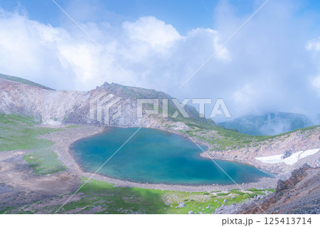 【天空の池】霧のかかる夏の乗鞍岳の権現池【長野県】 125413714