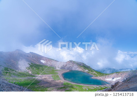 【天空の池】霧のかかる夏の乗鞍岳の権現池【長野県】 125413718