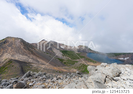 【天空の池】霧のかかる夏の乗鞍岳の権現池【長野県】 125413725