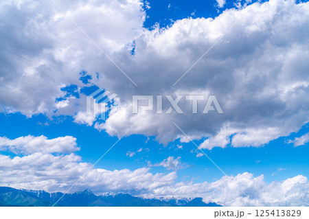 【雲海素材】長峰山から見る初夏の安曇野市の雲海【長野県】 【雲海素材】長峰山から見る初夏の安曇野市の雲海【長野県】 125413829