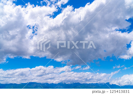 【雲海素材】長峰山から見る初夏の安曇野市の雲海【長野県】 【雲海素材】長峰山から見る初夏の安曇野市の雲海【長野県】 125413831