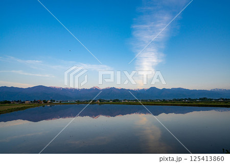 【初夏素材】初夏の安曇野の田園風景・朝景【長野県】 【初夏素材】初夏の安曇野の田園風景・朝景【長野県】 125413860