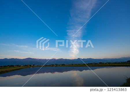 【初夏素材】初夏の安曇野の田園風景・朝景【長野県】 125413863