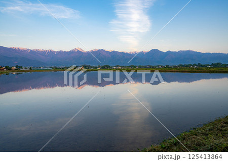 【初夏素材】初夏の安曇野の田園風景・朝景【長野県】 125413864