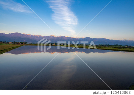 【初夏素材】初夏の安曇野の田園風景・朝景【長野県】 125413868