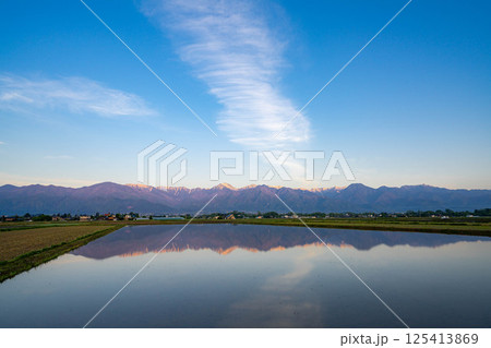 【初夏素材】初夏の安曇野の田園風景・朝景【長野県】 125413869