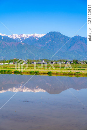 【初夏素材】初夏の安曇野の田園風景・水鏡【長野県】 【初夏素材】初夏の安曇野の田園風景・水鏡【長野県】 125413912