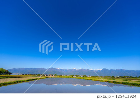 【初夏素材】初夏の安曇野の田園風景・水鏡【長野県】 125413924