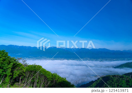 【雲海素材】長峰山から見る初夏の安曇野市の雲海【長野県】 125413971