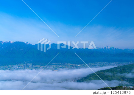 【雲海素材】長峰山から見る初夏の安曇野市の雲海【長野県】 【雲海素材】長峰山から見る初夏の安曇野市の雲海【長野県】 125413976