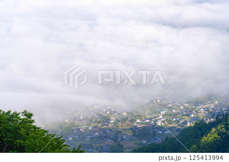 【雲海素材】長峰山から見る初夏の安曇野市の雲海【長野県】 125413994